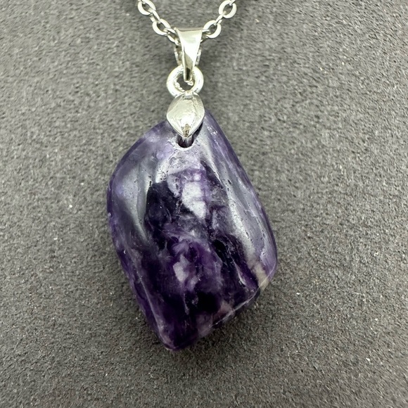 Chaorite Leaf Shaped Pendant Necklace on Copper Bail and Chain - Picture 3 of 9